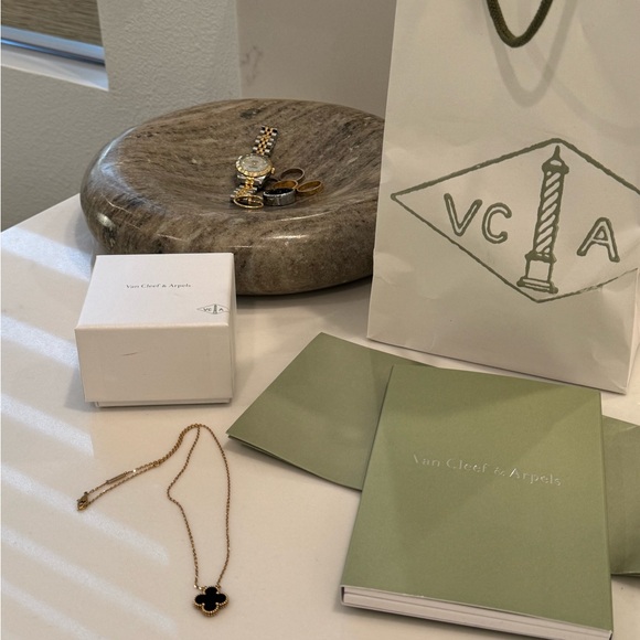 Vintage Alhambra Pendant - Yelloww Gold, Onyx - Picture 3 of 7